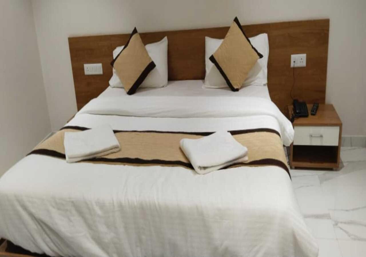 L P Regency, Pune Luaran gambar