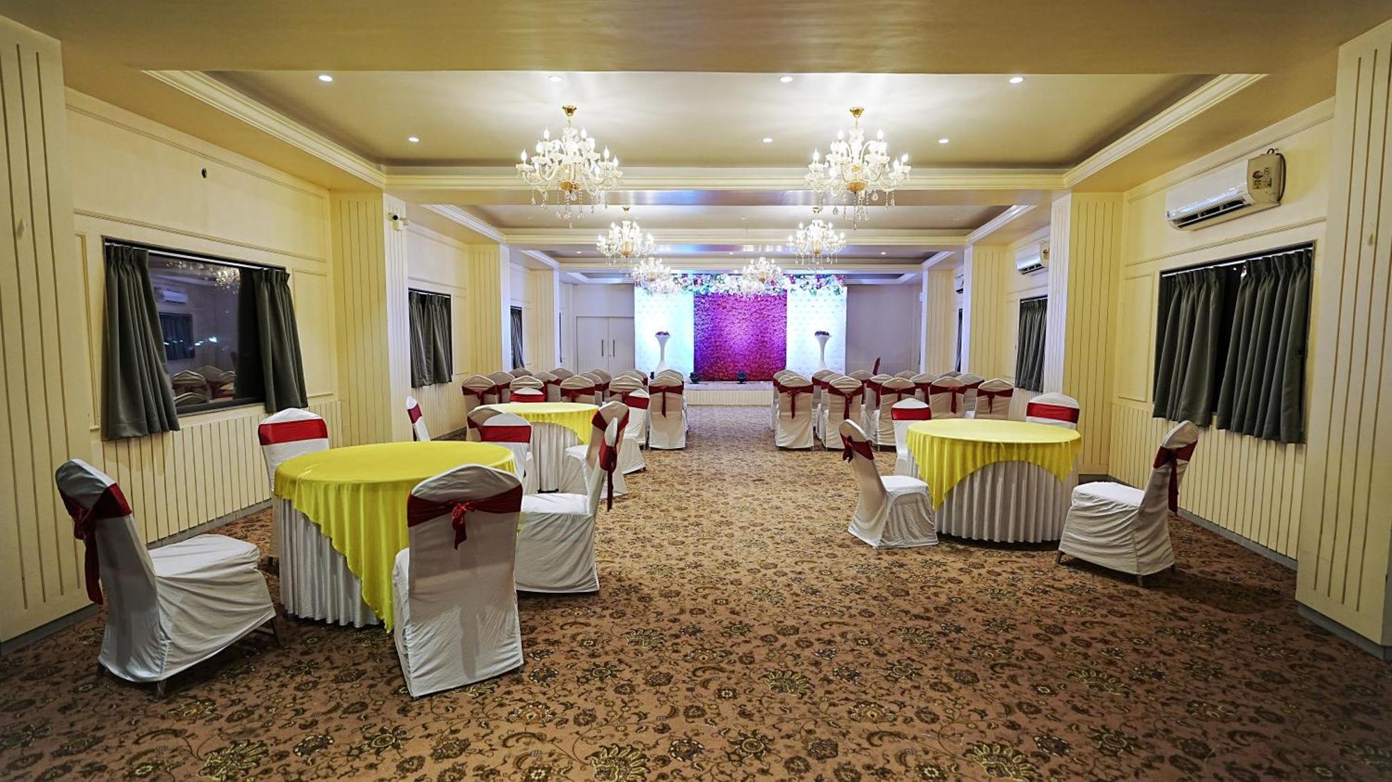 L P Regency, Pune Luaran gambar